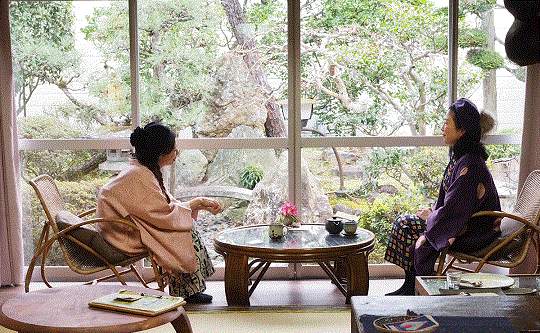 冬の日本庭園を臨むカフェ