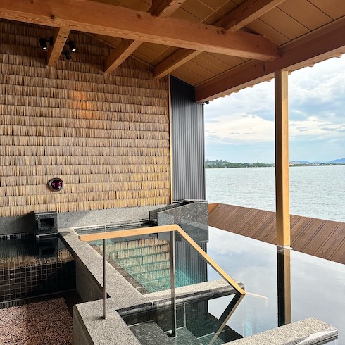琵琶湖と彦根城を一望する大浴場のある宿泊先で彦根土産を購入